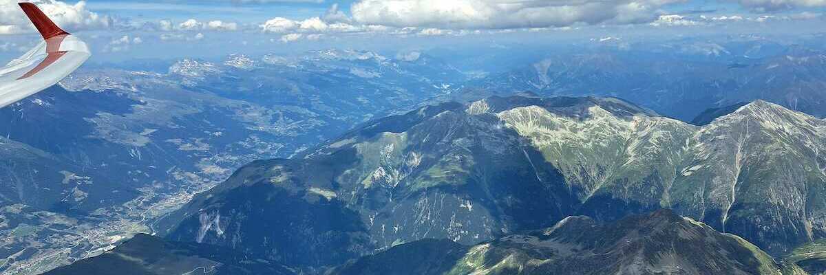 Flugwegposition um 13:33:51: Aufgenommen in der Nähe von Bezirk Surselva, Schweiz in 3748 Meter